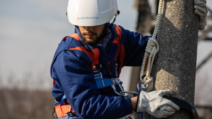 Savona, lavori di manutenzione sulla linea di media tensione