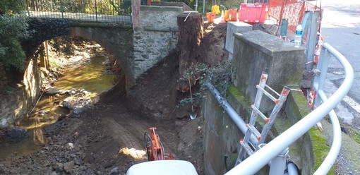 Crolla una porzione di strada a Celle: escavatore al lavoro sul rio Lavadore