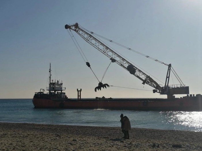 Finale, 20mila tonnellate di massi per proteggere le spiagge di Marina: ecco la nuova scogliera sommersa