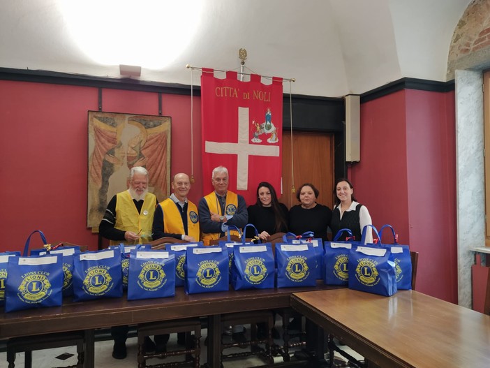 Il Lions Club consegna generi alimentari di prima necessità alle famiglie in difficoltà dei comuni del Golfo