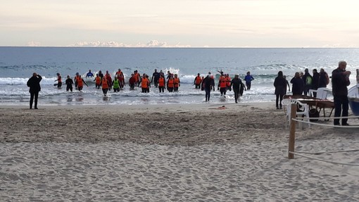 Camminare sull’acqua, un nuovo modo di vivere il mare di Laigueglia