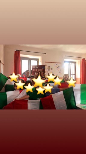 L'importanza del tricolore spiegato ai bambini di V elementare a Finalpia con i giovani Leo Club