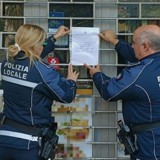 Disturbo alla quiete pubblica e presenza di pregiudicati: sospesa la licenza ad una pizzeria/kebab di Albenga