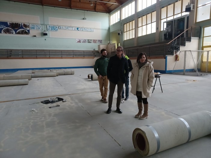 Albenga, alla palestra delle scuole di Leca arriva la nuova pavimentazione (FOTO)