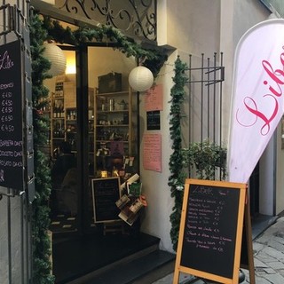 Savona, il caffè letterario Liber saluta le feste natalizie con l'Apericena della Befana