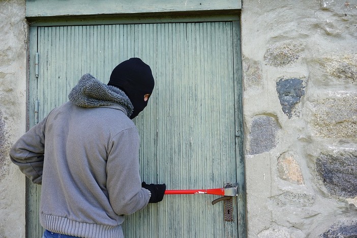 Furti in Abitazione e Furto con Strappo: cosa sono e cosa si rischia