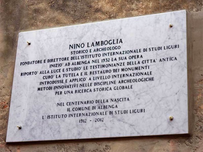 Albenga, lapide in ricordo di Nino Lamboglia nel centenario della nascita