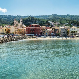 Laigueglia celebra la “Giornata mondiale contro la violenza sulle donne” presso la panchina rossa