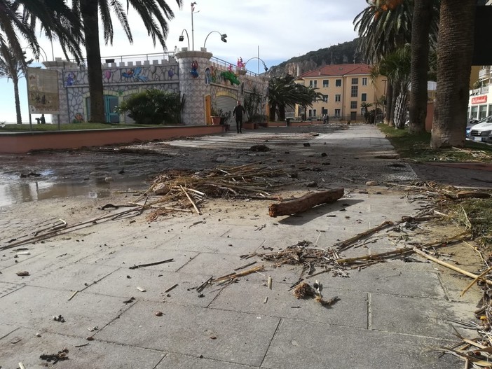 La mareggiata mette in ginocchio Finalmarina: danni a lungomare e spiagge (FOTO)