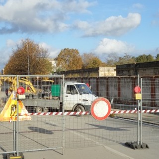 Albenga: si spala ancora il fango in Via Piave