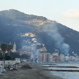 Laigueglia continua a bruciare i detriti sulle spiagge: la protesta dei cittadini corre su Facebook