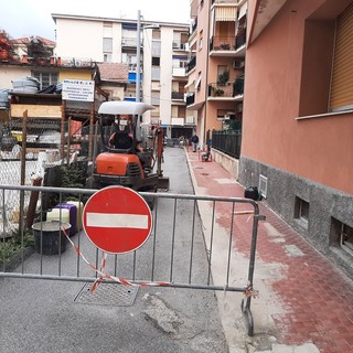 Albissola, marciapiedi in via Mascagni e tratto di via Verdi: lavori di restyling in corso (FOTO)