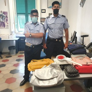 A Loano “Estate in sicurezza”: controlli della polizia locale contro commercio abusivo e “bagnanti fantasma”