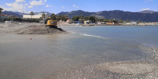 Darsena di Albenga, un lettore: &quot;Ghiaia e sabbia hanno sostituito il mare, serve una class action per deturpamento dell’ambiente marino e costiero&quot;