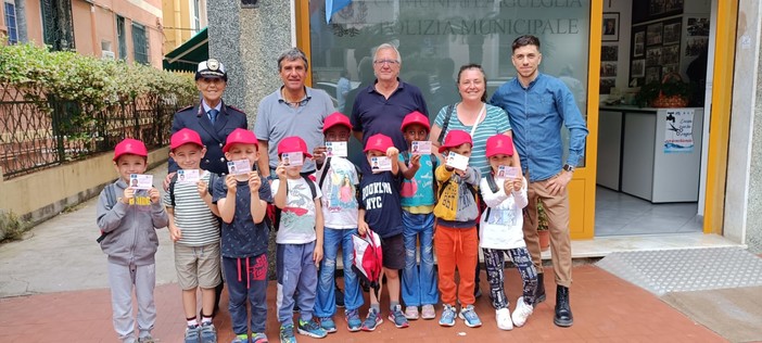 Laigueglia, i bambini imparano l’educazione stradale: consegnate le &quot;Patenti del Pedone&quot;