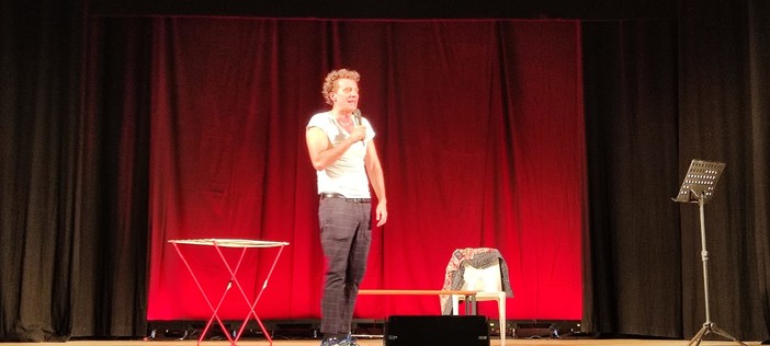 Maurizio Lastrico: un'ondata travolgente di risate al teatro Moretti di Pietra Ligure