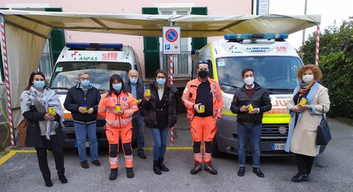 Lions Club Alassio &quot;Baia del Sole&quot; consegna i &quot;Barattoli d’ Emergenza&quot; alla Croce Bianca di Laigueglia