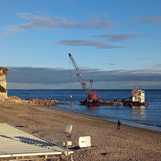 Finale, nuovi massi per una maggiore sicurezza: iniziati i lavori al molo Castelletto