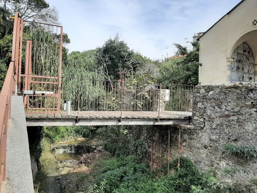 Albissola, danni alla struttura della passerella di accesso al cimitero: avviata la ricostruzione (FOTO)