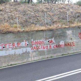 &quot;Omettere i danni da vaccino è criminale&quot;. A Savona tornano le scritte no vax sui muri di via Valloria (FOTO)