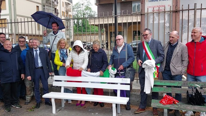 Morti sul lavoro e prevenzione e sicurezza, inaugurata a Savona nelle scuole XXV Aprile una panchina bianca (FOTO)