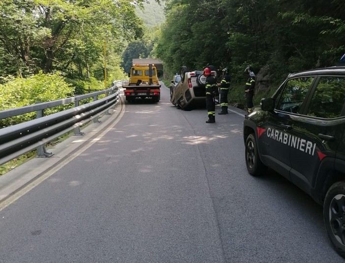 Auto perde il controllo a Murialdo e si cappotta sulla Sp51: ferito trasportato in codice giallo in ospedale