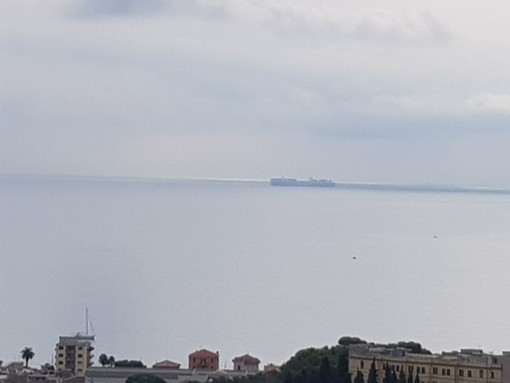 La super nave porta container 'MSC Daniela' in transito nel mare savonese