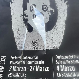 Savona, vandalizzato lo striscione della mostra di Claudio Carrieri al Priama