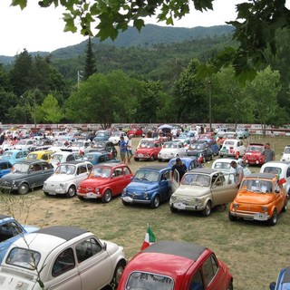 Fiat 500 Club Italia di Garlenda: l’invasione continua. Già oltre 800 i partecipanti