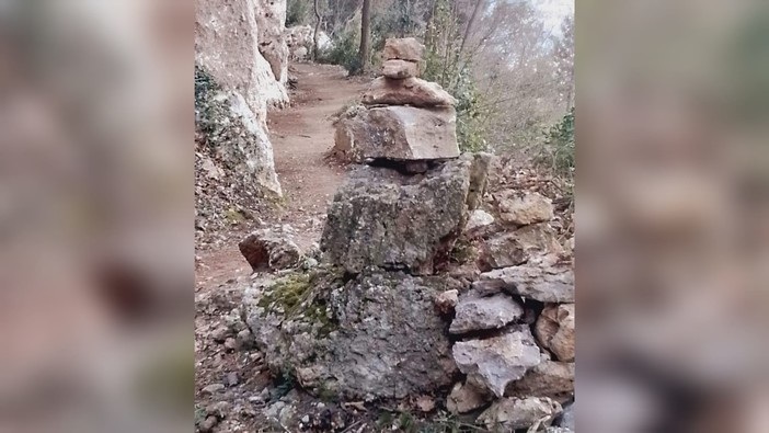 Un menhir segnaletico sui sentieri del finalese