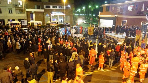 Albenga scende in piazza per difendere il suo ospedale