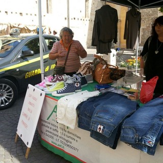 Successo per la vendita di beneficenza della Finanza a Albenga