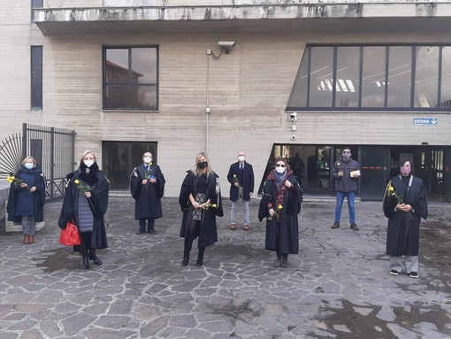 Savona, rosa gialla e codice tra le mani: il flashmob di protesta dei magistrati onorari