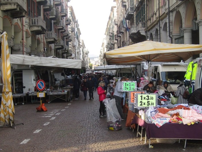 Nuovo mercato del lunedì, soddisfatti gli ambulanti: &quot;Non ci sono state zone morte, posizionamento che speravamo da anni&quot;