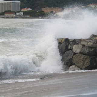 Maltempo, allerta gialla venerdì 4 agosto: temporali dal centro al ponente e nell'interno, mare molto mosso