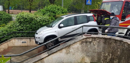 Savona, perde il controllo dell'auto e rimane incastrato nelle scalinate di fronte all'Ipercoop