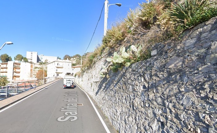 Il muro pericolante tra via Caviglia e Salita del Grillo (immagine di repertorio Google Maps)