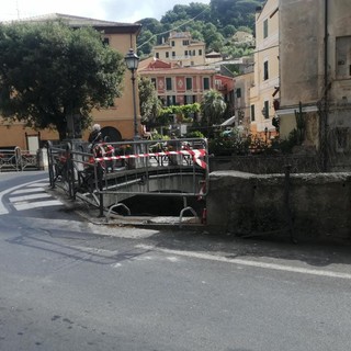 Finalborgo, camion abbatte muretto di protezione del ponte sul torrente Aquila