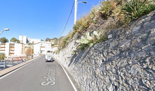 Il muro pericolante tra via Caviglia e Salita del Grillo (immagine di repertorio Google Maps)