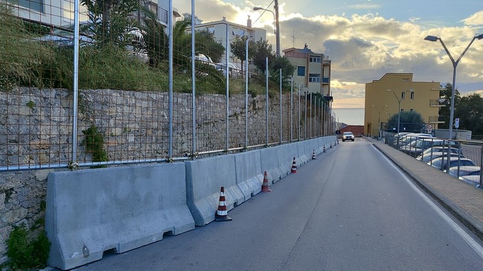 Finale, muro pericolante in cima a Salita del Grillo: strada a senso unico, polemiche sul traffico