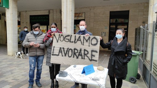 Andora, manifestazione statica per baristi e ristoratori. In piazza anche il sindaco Demichelis