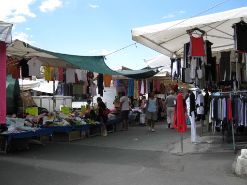 Alassio: ridistribuzione dei posti del mercato, ma gli ambulanti vogliono tornare in centro