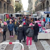 Mercato del lunedì di Savona in via Paleocapa, Fratelli d'Italia: &quot;Affollato su due file, norme di igiene e sicurezza sono rispettate?&quot;