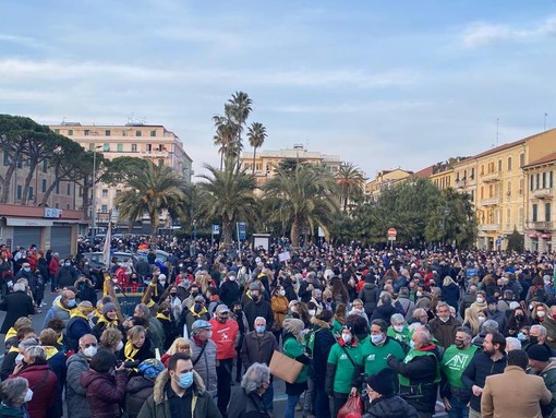 “Il consiglio comunale di Albenga, nella seduta dedicata all'Ospedale, ha mancato una grossa occasione per farsi portavoce all'unanimità delle richieste e delle esigenze dei cittadini. Ancora una volta i partiti si sono rivelati purtroppo il problema e non la soluzione.  Un Consiglio comunale in cui la politica, anziché fare fronte comune, offre al presidente della Regione un modesto spettacolo di divisioni e, purtroppo, di rancori personali anteposti all'interesse della comunità. Un momento triste per Albenga e il suo comprensorio e per chi con entusiasmo e trasparenza ha fin qui lottato per ridare ai cittadini ciò che è stato loro arbitrariamente tolto. Un vero peccato, che probabilmente porterà conseguenze negative all'interno del Movimento #senzaprontosoccorsosimuore. Ancora una volta ‘Arbenga a nescia’ ha dato il meglio di sé”. Così, sulla pagina Facebook dei Fieui di caruggi di Albenga, i monelli dei vicoli commentano il consiglio comunale straordinario che si è tenuto in sala degli Stucchi presso il palazzo comunale ieri sera, 13 aprile.