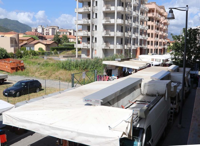 Albenga, prima giornata in via Carloforte per il mercato spostato dal Lungocenta (FOTO)