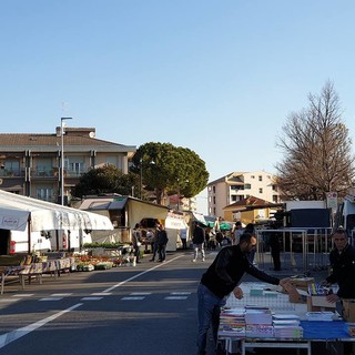 Lo spostamento del mercato diventa bagarre politica ad Albenga, il vicesindaco Tomatis: “Parlano tutti tranne il candidato sindaco, ma è Calleri?”