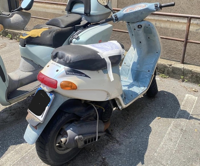 Savona, moto, bici e auto abbandonate,  la polizia municipale interviene contro il degrado e sequestra i mezzi