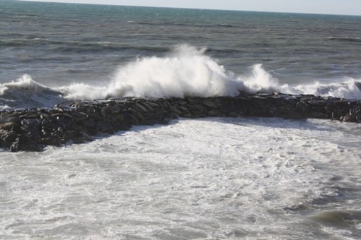 Varazze: maltempo, ora è la mareggiata a colpire la cittadina