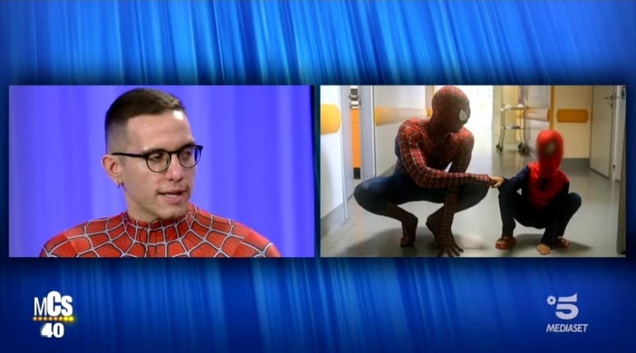 Lo Spiderman savonese Mattia Villardita al &quot;Maurizio Costanzo Show&quot;: &quot;Essere gentili e donare amore penso che sia la base di ogni essere umano&quot;