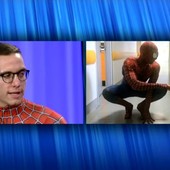 Lo Spiderman savonese Mattia Villardita al &quot;Maurizio Costanzo Show&quot;: &quot;Essere gentili e donare amore penso che sia la base di ogni essere umano&quot;